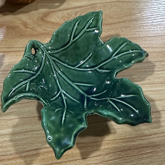 Set of Three Leaf-Shaped Ceramic Dishes - Picture 4 of 6